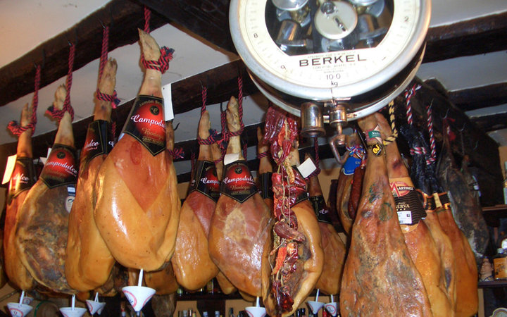 Serranoschinken-haengend-in-Tapas-Bar-800x500.jpg